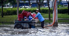Triều cường chưa đạt đỉnh, người dân đã bì bõm lội nước giờ tan tầm