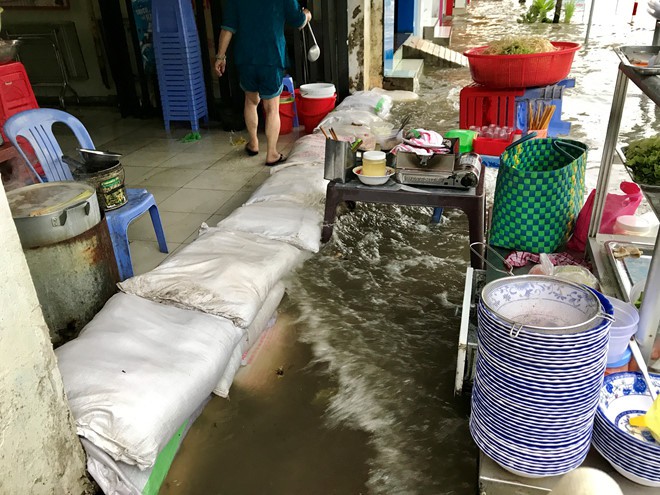 Triều cường dâng bất ngờ, nội ô Cần Thơ ngập lênh láng - Ảnh 1. Triều cường dâng bất ngờ, nội ô Cần Thơ ngập lênh láng - Ảnh 1.
