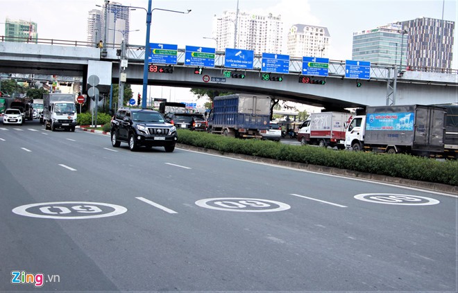 TP HCM sơn biển báo tốc độ lên mặt đường như ở nước ngoài - Ảnh 1. TP HCM sơn biển báo tốc độ lên mặt đường như ở nước ngoài - Ảnh 1.