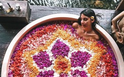 Thư giãn trong bồn tắm đầy hoa ở đảo du lịch Bali