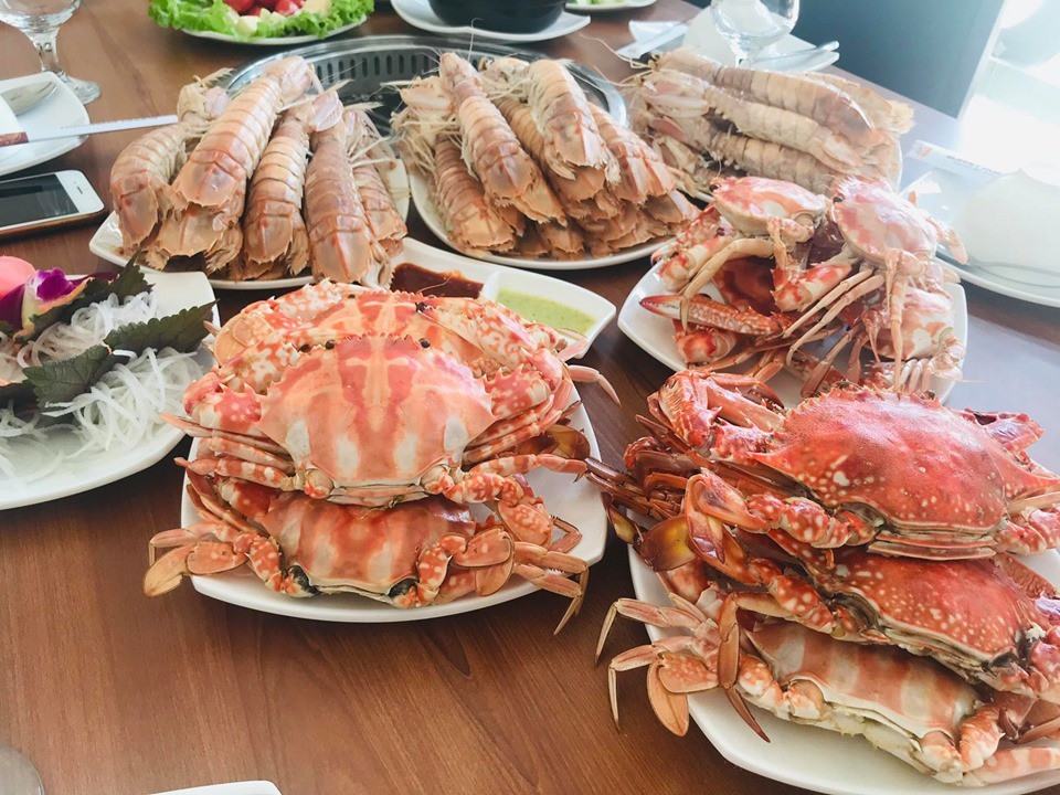 Ăn buffet hải sản, thủ túi nilon mang về chục con ghẹ, 1,5 kg bề bề - Ảnh 2.