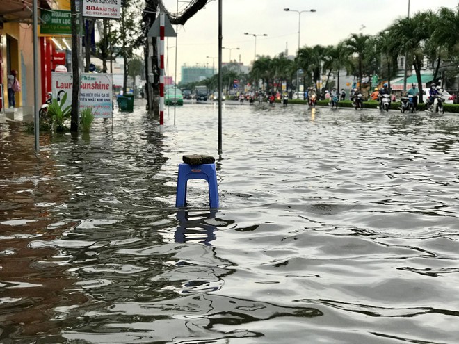 Triều cường dâng bất ngờ, nội ô Cần Thơ ngập lênh láng - Ảnh 2. Triều cường dâng bất ngờ, nội ô Cần Thơ ngập lênh láng - Ảnh 2.