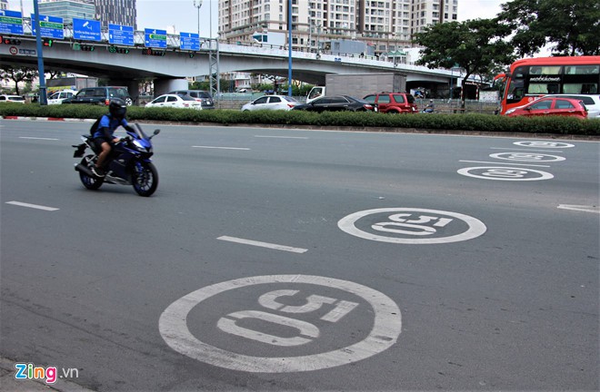 TP HCM sơn biển báo tốc độ lên mặt đường như ở nước ngoài - Ảnh 2. TP HCM sơn biển báo tốc độ lên mặt đường như ở nước ngoài - Ảnh 2.