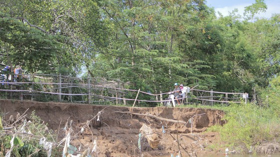 Sạt lở bủa vây ven sông Thạch Hãn, người dân thấp thỏm lo âu - Ảnh 2. Sạt lở bủa vây ven sông Thạch Hãn, người dân thấp thỏm lo âu - Ảnh 2.
