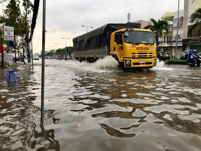 Triều cường dâng bất ngờ, nội ô Cần Thơ ngập lênh láng - Ảnh 3. Triều cường dâng bất ngờ, nội ô Cần Thơ ngập lênh láng - Ảnh 3.