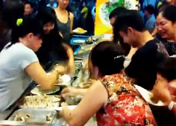 Ăn buffet hải sản, thủ túi nilon mang về chục con ghẹ, 1,5 kg bề bề - Ảnh 4.