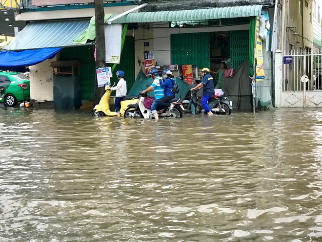 Triều cường dâng bất ngờ, nội ô Cần Thơ ngập lênh láng - Ảnh 4. Triều cường dâng bất ngờ, nội ô Cần Thơ ngập lênh láng - Ảnh 4.