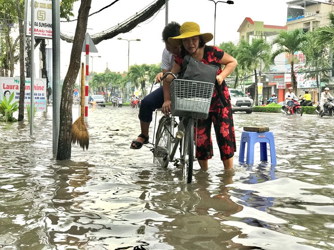 Triều cường dâng bất ngờ, nội ô Cần Thơ ngập lênh láng - Ảnh 5. Triều cường dâng bất ngờ, nội ô Cần Thơ ngập lênh láng - Ảnh 5.