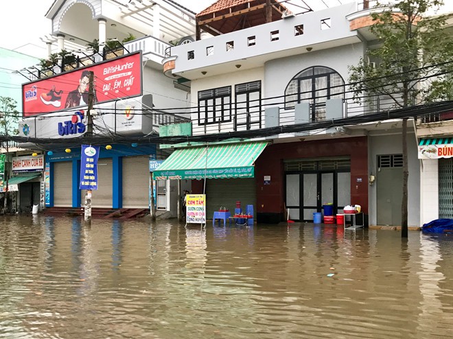 Triều cường dâng bất ngờ, nội ô Cần Thơ ngập lênh láng - Ảnh 6. Triều cường dâng bất ngờ, nội ô Cần Thơ ngập lênh láng - Ảnh 6.