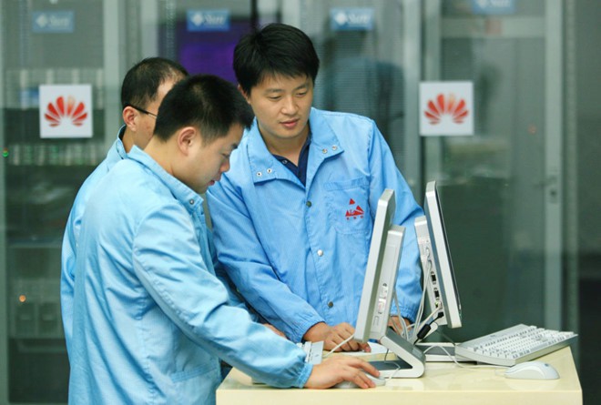 4_wvkj tu-vong-kim-co-siet-chan-ba-manh-van-chu-toi-lenh-cam-cua-my-huawei-dang-lam-chu-cong-nghe-5g-tren-su-cong-sinh-1