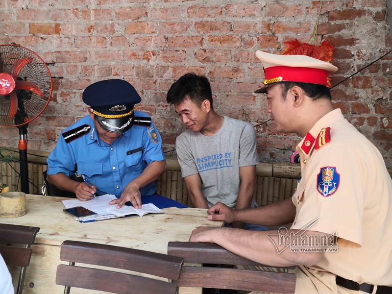 Phạt bán cà phê đường tàu ở Hà Nội như bắt cóc bỏ đĩa - Ảnh 1. Phạt bán cà phê đường tàu ở Hà Nội như bắt cóc bỏ đĩa - Ảnh 1.