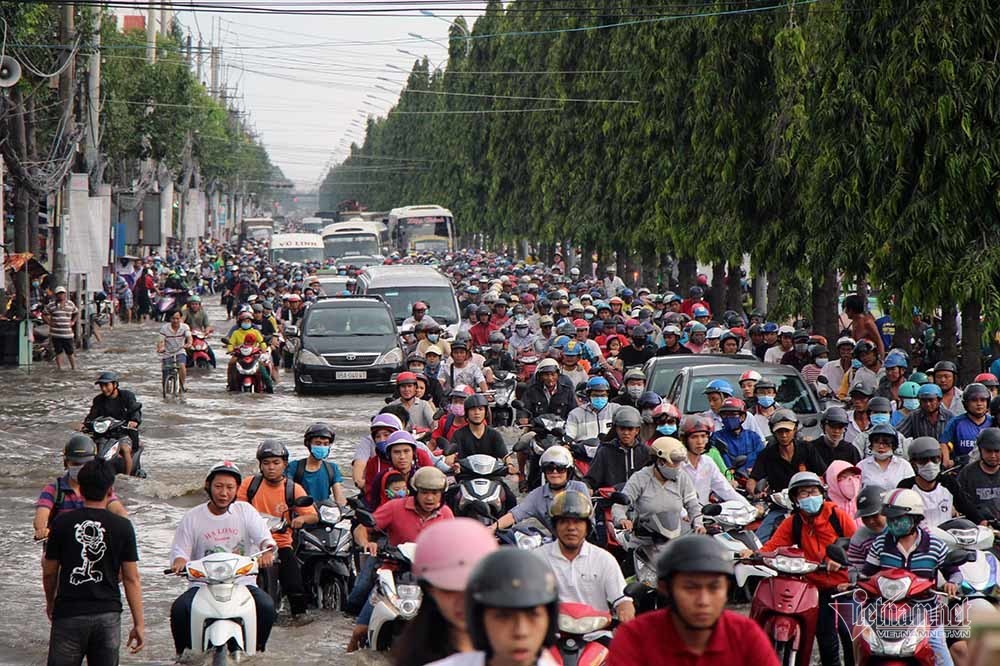 Cả dòng người cưỡi xe máy vượt biển nước Cần Thơ - Ảnh 2. Cả dòng người cưỡi xe máy vượt biển nước Cần Thơ - Ảnh 2.
