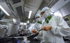 Khu bếp khổng lồ ở Nội Bài chế biến suất ăn trên máy bay