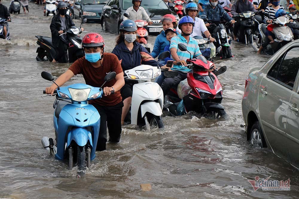 Cả dòng người cưỡi xe máy vượt biển nước Cần Thơ - Ảnh 11. Cả dòng người cưỡi xe máy vượt biển nước Cần Thơ - Ảnh 11.