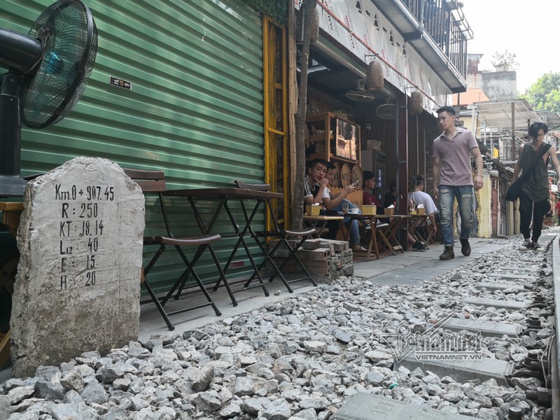 Phạt bán cà phê đường tàu ở Hà Nội như bắt cóc bỏ đĩa - Ảnh 11. Phạt bán cà phê đường tàu ở Hà Nội như bắt cóc bỏ đĩa - Ảnh 11.