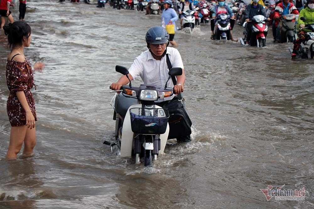 Cả dòng người cưỡi xe máy vượt biển nước Cần Thơ - Ảnh 13. Cả dòng người cưỡi xe máy vượt biển nước Cần Thơ - Ảnh 13.