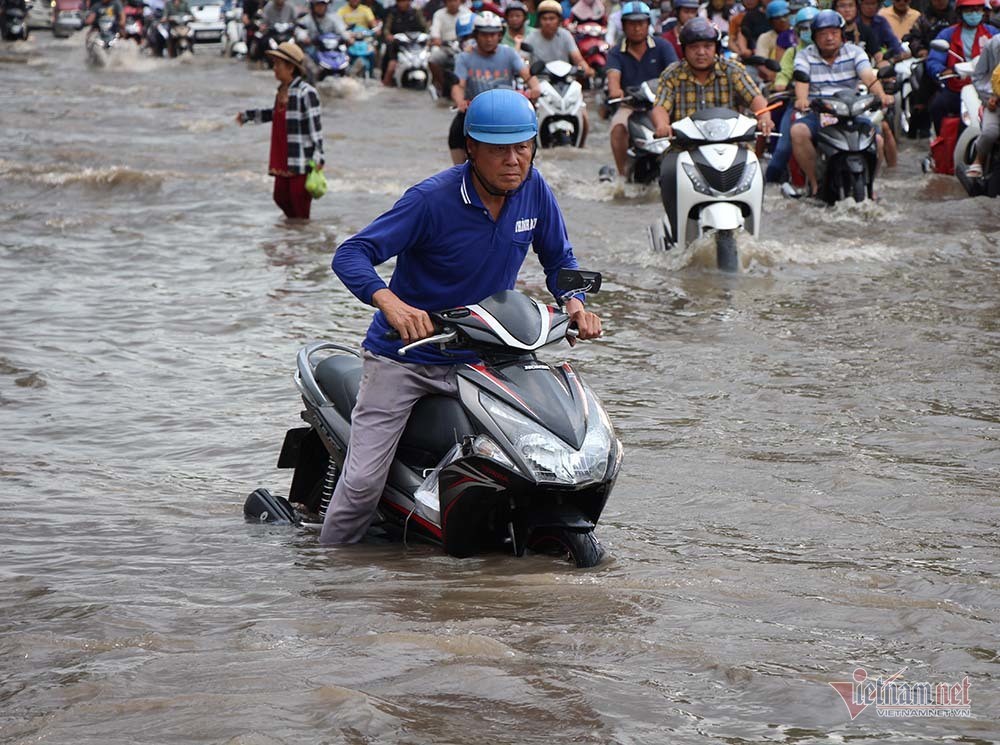 Cả dòng người cưỡi xe máy vượt biển nước Cần Thơ - Ảnh 15. Cả dòng người cưỡi xe máy vượt biển nước Cần Thơ - Ảnh 15.