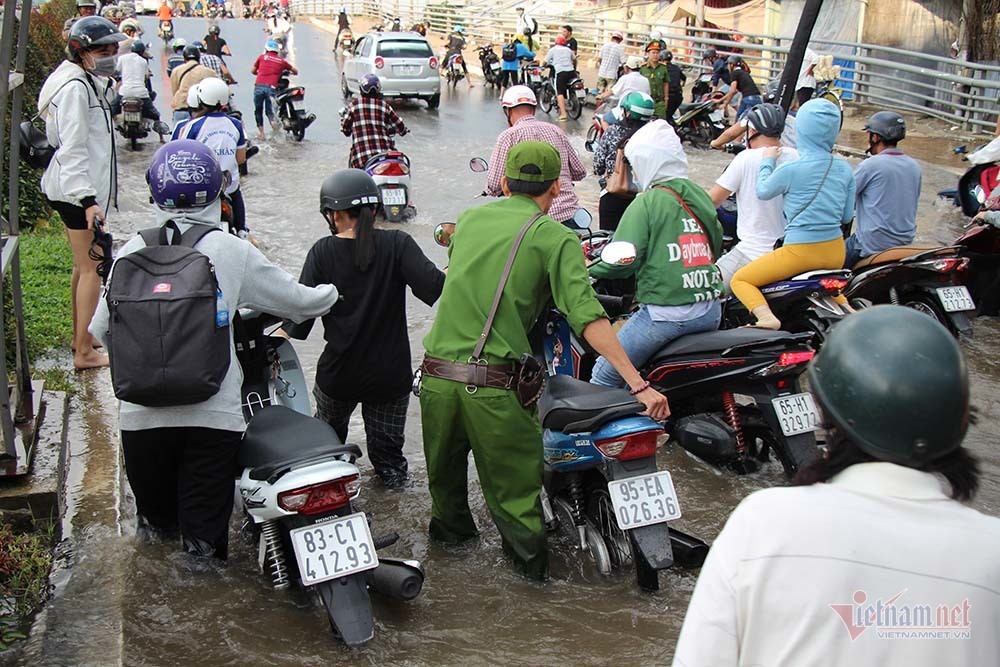 Cả dòng người cưỡi xe máy vượt biển nước Cần Thơ - Ảnh 18. Cả dòng người cưỡi xe máy vượt biển nước Cần Thơ - Ảnh 18.
