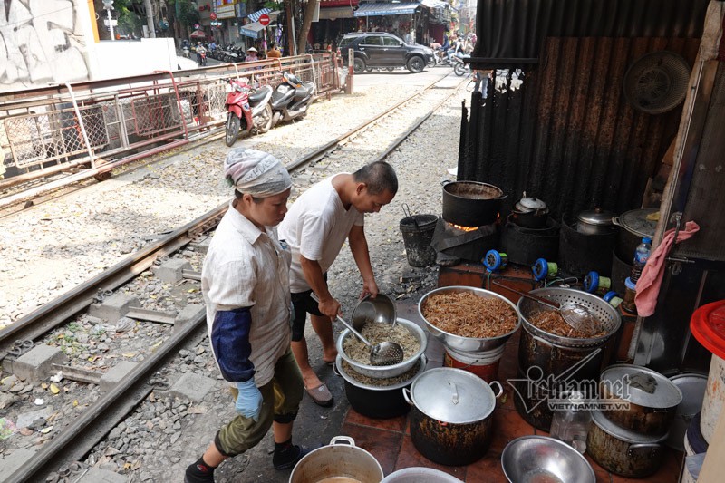 Phạt bán cà phê đường tàu ở Hà Nội như bắt cóc bỏ đĩa - Ảnh 2. Phạt bán cà phê đường tàu ở Hà Nội như bắt cóc bỏ đĩa - Ảnh 2.