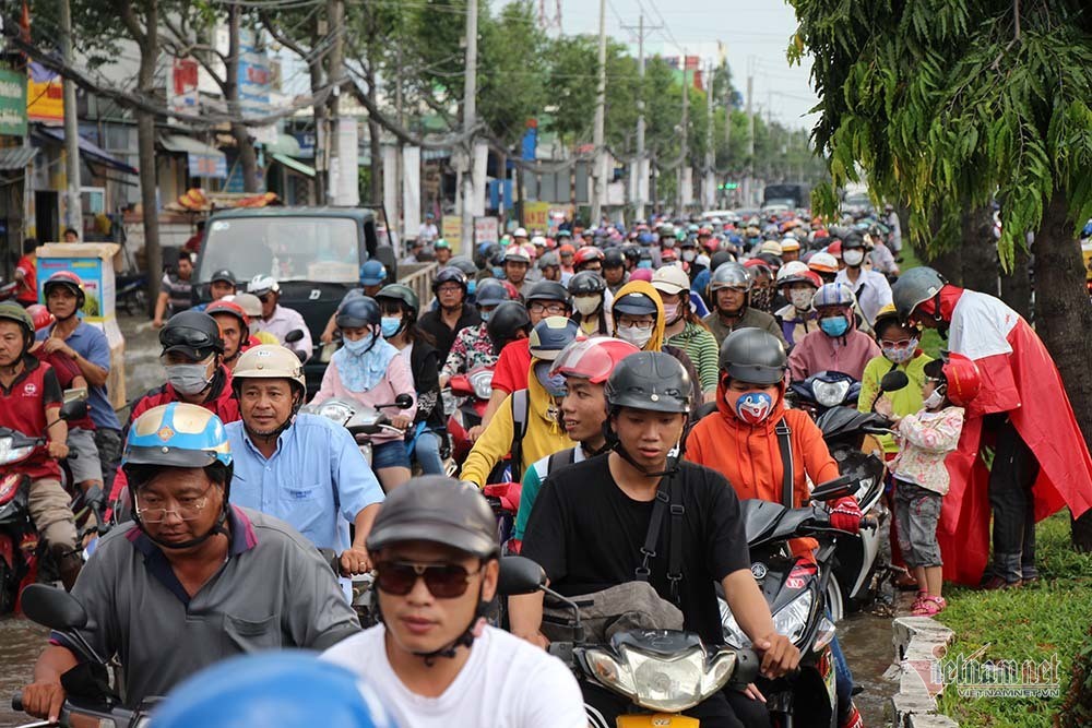 Cả dòng người cưỡi xe máy vượt biển nước Cần Thơ - Ảnh 26. Cả dòng người cưỡi xe máy vượt biển nước Cần Thơ - Ảnh 26.