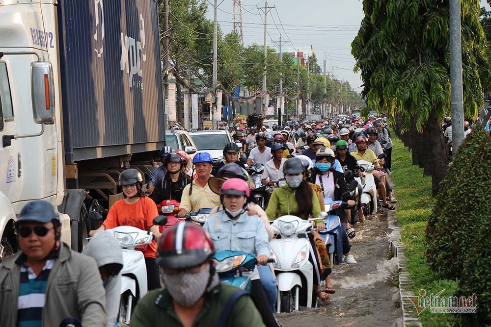 Cả dòng người cưỡi xe máy vượt biển nước Cần Thơ - Ảnh 27. Cả dòng người cưỡi xe máy vượt biển nước Cần Thơ - Ảnh 27.