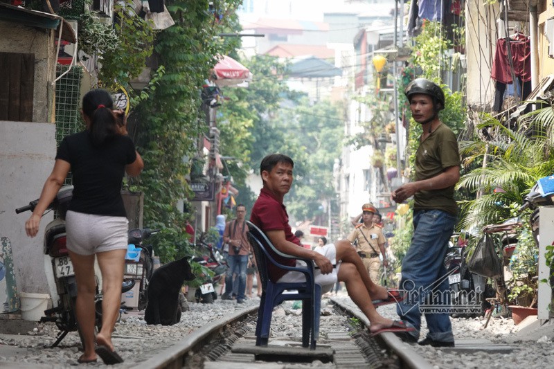 Phạt bán cà phê đường tàu ở Hà Nội như bắt cóc bỏ đĩa - Ảnh 3. Phạt bán cà phê đường tàu ở Hà Nội như bắt cóc bỏ đĩa - Ảnh 3.