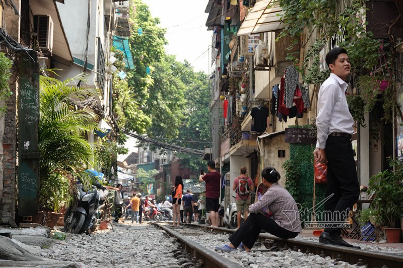 Phạt bán cà phê đường tàu ở Hà Nội như bắt cóc bỏ đĩa - Ảnh 4. Phạt bán cà phê đường tàu ở Hà Nội như bắt cóc bỏ đĩa - Ảnh 4.