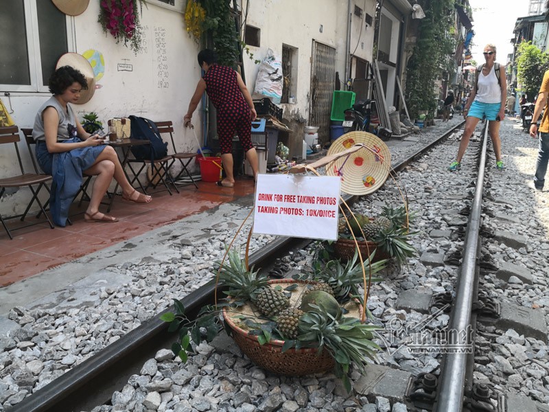 Phạt bán cà phê đường tàu ở Hà Nội như bắt cóc bỏ đĩa - Ảnh 5. Phạt bán cà phê đường tàu ở Hà Nội như bắt cóc bỏ đĩa - Ảnh 5.