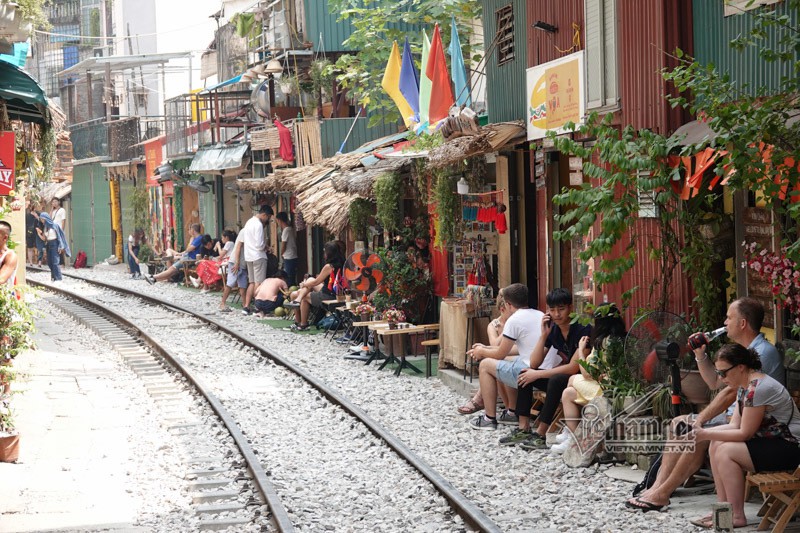 Phạt bán cà phê đường tàu ở Hà Nội như bắt cóc bỏ đĩa - Ảnh 6. Phạt bán cà phê đường tàu ở Hà Nội như bắt cóc bỏ đĩa - Ảnh 6.
