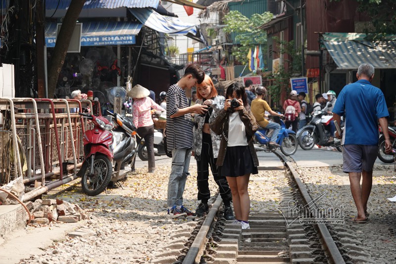 Phạt bán cà phê đường tàu ở Hà Nội như bắt cóc bỏ đĩa - Ảnh 7.