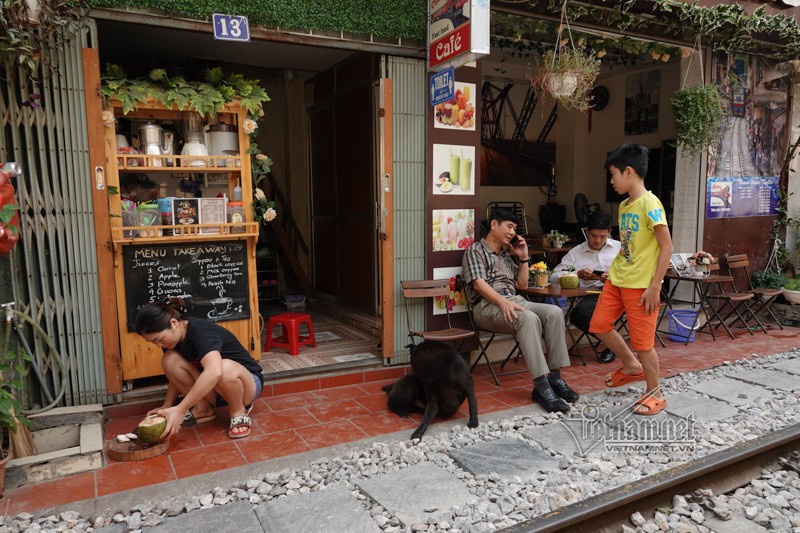Phạt bán cà phê đường tàu ở Hà Nội như bắt cóc bỏ đĩa - Ảnh 8. Phạt bán cà phê đường tàu ở Hà Nội như bắt cóc bỏ đĩa - Ảnh 8.