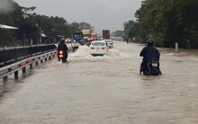 Áp thấp nhiệt đới liên tục đổi hướng, miền Trung đối diện nguy cơ ngập nặng vì mưa rất to