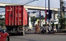 Xe container 'lướt qua' CSGT ra vào đường cấm