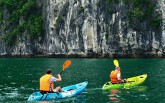 Trải nghiệm cảm giác vừa lênh đênh ngắm cảnh vịnh, vừa hốt rác bảo vệ môi trường