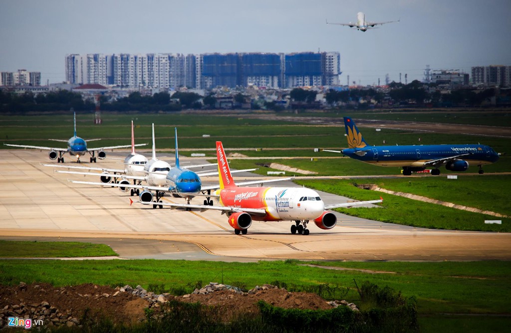 Sân bay Tân Sơn Nhất bên ngoài kẹt xe, bên trong kẹt máy bay - Ảnh 1. Sân bay Tân Sơn Nhất bên ngoài kẹt xe, bên trong kẹt máy bay - Ảnh 1.