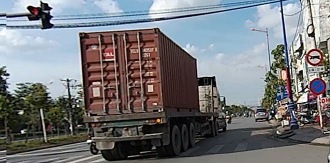 Xe container 'lướt qua' CSGT ra vào đường cấm - Ảnh 2.