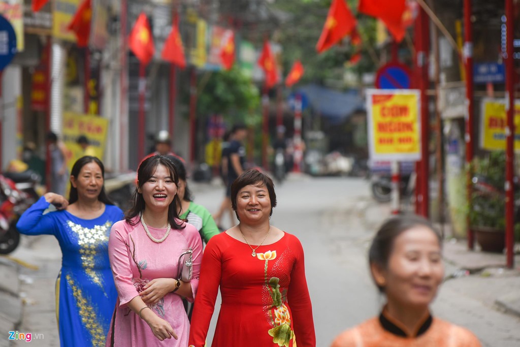 Dây điện bủa vây tuyến phố thí điểm văn minh đô thị - Ảnh 1. Dây điện bủa vây tuyến phố thí điểm văn minh đô thị - Ảnh 1.