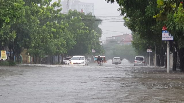 Thành phố Vinh 'thất thủ' vì mưa lớn kéo dài nhiều ngày - Ảnh 2. Thành phố Vinh 'thất thủ' vì mưa lớn kéo dài nhiều ngày - Ảnh 2.
