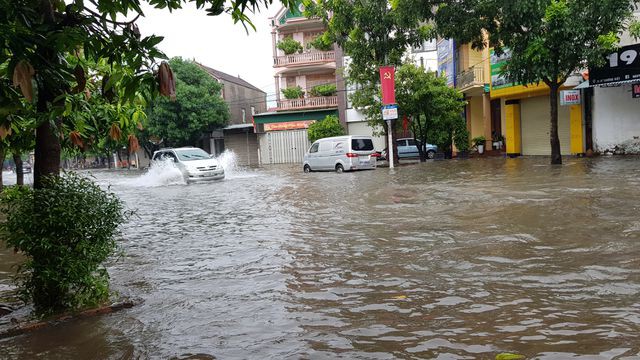 Thành phố Vinh 'thất thủ' vì mưa lớn kéo dài nhiều ngày - Ảnh 11. Thành phố Vinh 'thất thủ' vì mưa lớn kéo dài nhiều ngày - Ảnh 11.