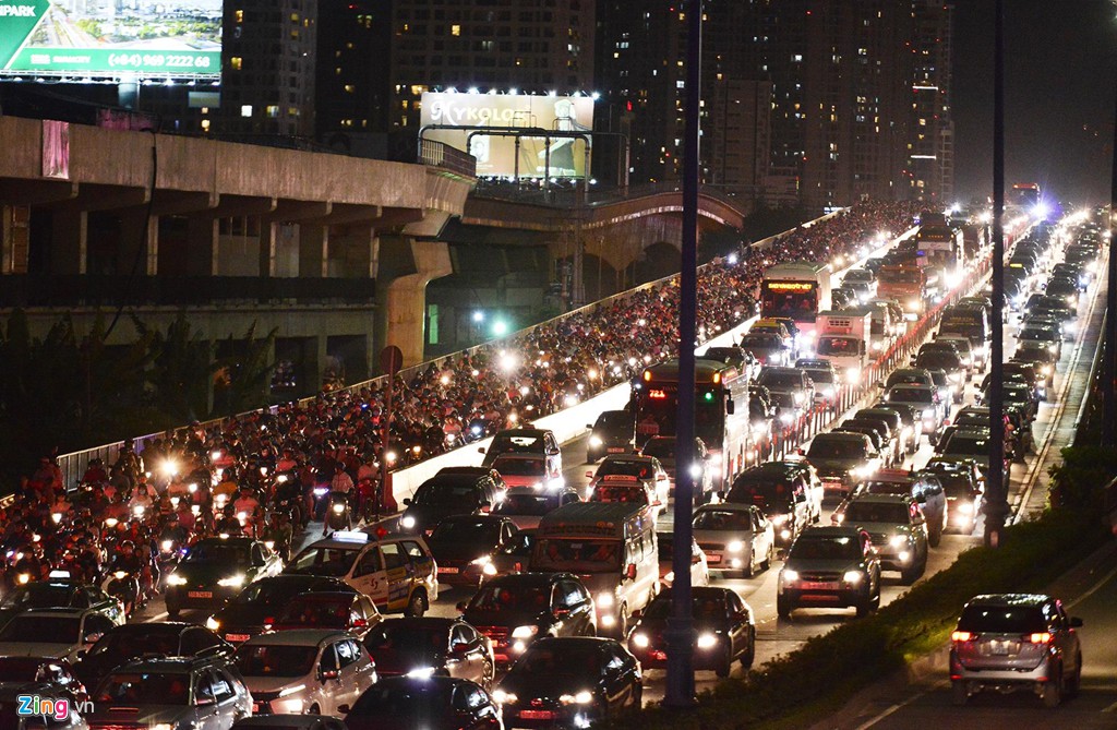 Sài Gòn kẹt xe giữa đêm sau màn pháo hoa 15 phút - Ảnh 10. Sài Gòn kẹt xe giữa đêm sau màn pháo hoa 15 phút - Ảnh 10.