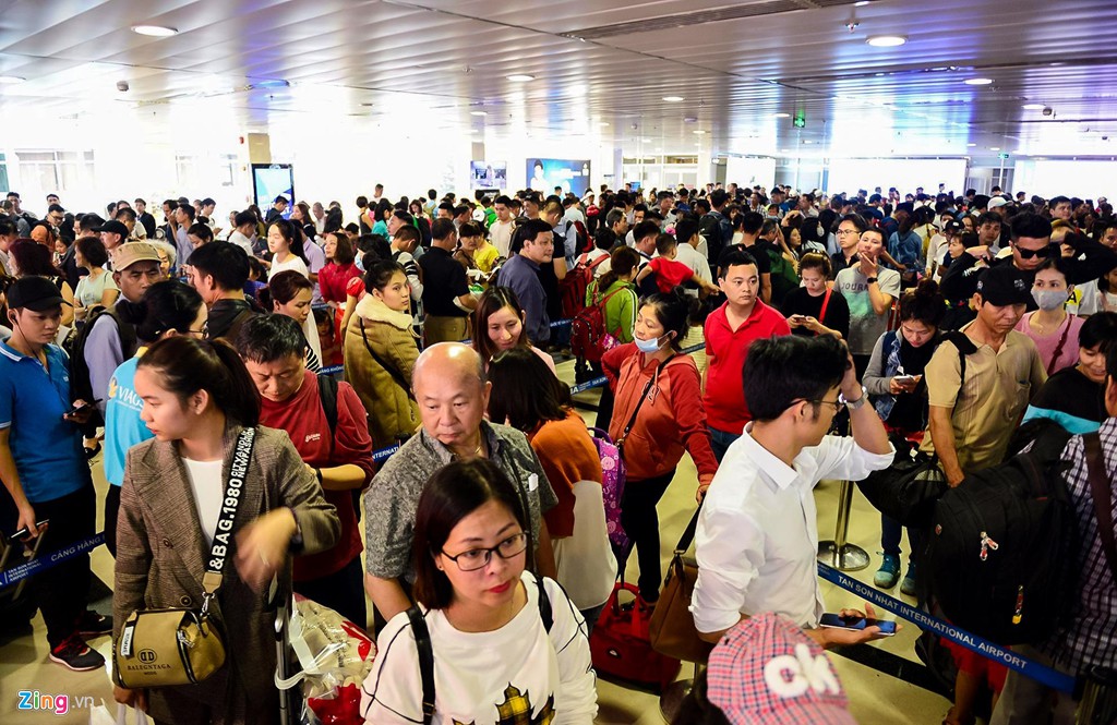 Sân bay Tân Sơn Nhất bên ngoài kẹt xe, bên trong kẹt máy bay - Ảnh 11. Sân bay Tân Sơn Nhất bên ngoài kẹt xe, bên trong kẹt máy bay - Ảnh 11.