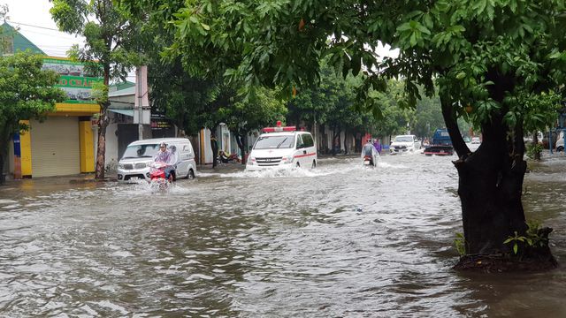 Thành phố Vinh 'thất thủ' vì mưa lớn kéo dài nhiều ngày - Ảnh 12. Thành phố Vinh 'thất thủ' vì mưa lớn kéo dài nhiều ngày - Ảnh 12.