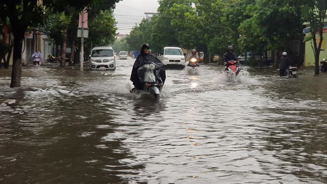 Thành phố Vinh 'thất thủ' vì mưa lớn kéo dài nhiều ngày - Ảnh 13. Thành phố Vinh 'thất thủ' vì mưa lớn kéo dài nhiều ngày - Ảnh 13.