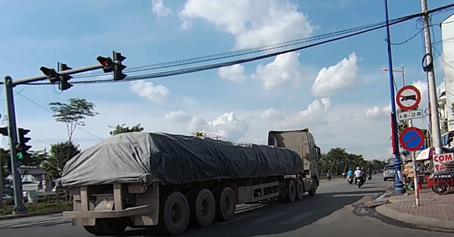 Xe container 'lướt qua' CSGT ra vào đường cấm - Ảnh 3.