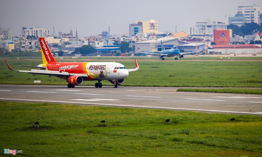 Sân bay Tân Sơn Nhất bên ngoài kẹt xe, bên trong kẹt máy bay - Ảnh 3. Sân bay Tân Sơn Nhất bên ngoài kẹt xe, bên trong kẹt máy bay - Ảnh 3.