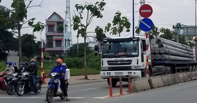 Xe container 'lướt qua' CSGT ra vào đường cấm - Ảnh 4.