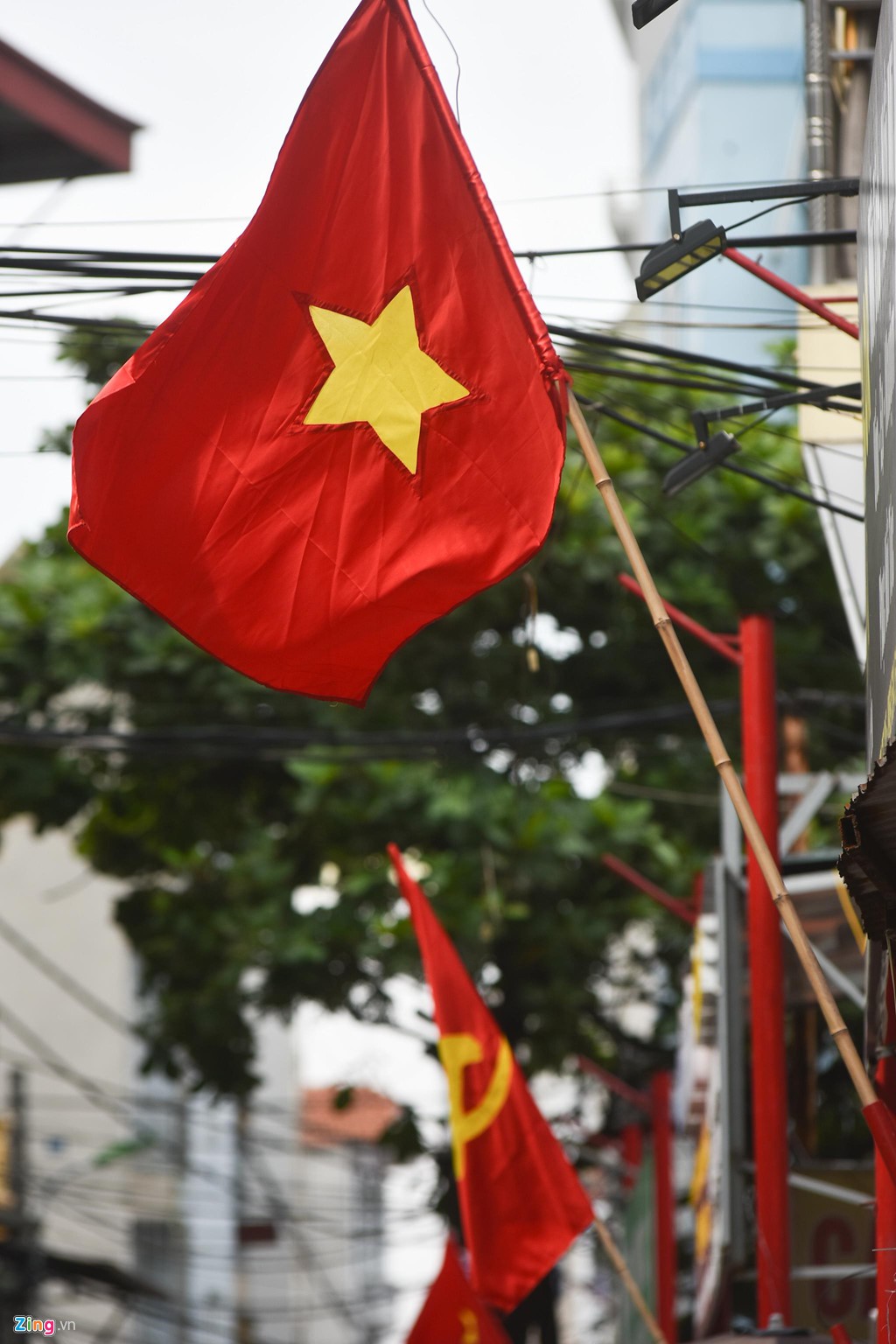Dây điện bủa vây tuyến phố thí điểm văn minh đô thị - Ảnh 3. Dây điện bủa vây tuyến phố thí điểm văn minh đô thị - Ảnh 3.