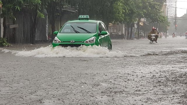 Thành phố Vinh 'thất thủ' vì mưa lớn kéo dài nhiều ngày - Ảnh 4. Thành phố Vinh 'thất thủ' vì mưa lớn kéo dài nhiều ngày - Ảnh 4.