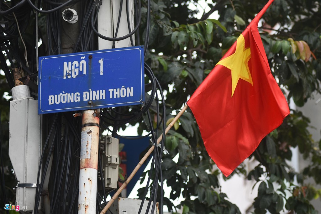 Dây điện bủa vây tuyến phố thí điểm văn minh đô thị - Ảnh 4. Dây điện bủa vây tuyến phố thí điểm văn minh đô thị - Ảnh 4.