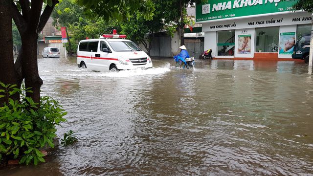 Thành phố Vinh 'thất thủ' vì mưa lớn kéo dài nhiều ngày - Ảnh 5. Thành phố Vinh 'thất thủ' vì mưa lớn kéo dài nhiều ngày - Ảnh 5.